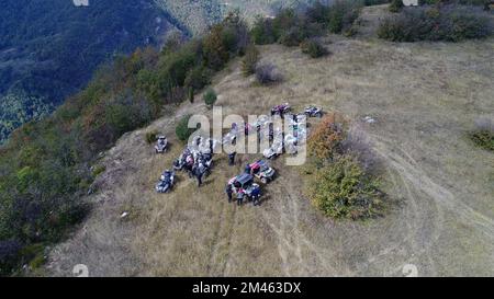 Drohnenansicht von ATV-Quads auf einem unbefestigten Pfad in Wäldern aus der Vogelperspektive. Geländewagen-Team-Club-Enthusiasten, die Spaß auf Landstraßen haben. Stockfoto