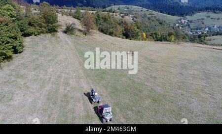 Drohnenansicht von ATV-Quads auf einem unbefestigten Pfad in Wäldern aus der Vogelperspektive. Geländewagen-Team-Club-Enthusiasten, die Spaß auf Landstraßen haben. Stockfoto