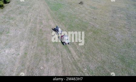 Drohnenansicht von ATV-Quads auf einem unbefestigten Pfad in Wäldern aus der Vogelperspektive. Geländewagen-Team-Club-Enthusiasten, die Spaß auf Landstraßen haben. Stockfoto