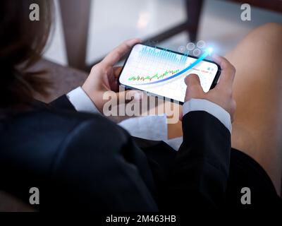 Digitale Marketing- und Investitionstechnologie. Steigender Pfeil mit Diagrammen, Wachstumsdiagramm, Symbol für Geschäftsstrategie auf dem Smartphone-Bildschirm, horizontaler i Stockfoto