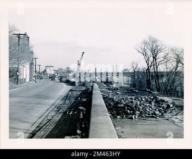 Bau des K Street Skyway. Originalüberschrift: Bauarbeiten an der neuen K St. Skyway. North End Key Bridge in Georgetown. Fotos von T. W. Kines. Bundesstaat: Bezirk Columbia. Ort: Washington. Stockfoto