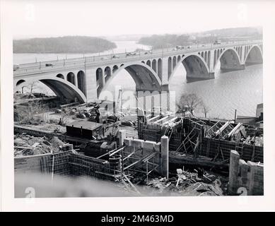 Bau des K Street Skyway. Originalüberschrift: Bauarbeiten an der neuen K St. Skyway. North End Key Bridge in Georgetown. Fotos von T. W. Kines. Bundesstaat: Bezirk Columbia. Ort: Washington. Stockfoto