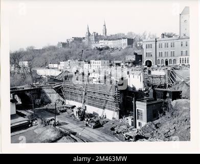 Bau des K Street Skyway. Originalüberschrift: Bauarbeiten an der neuen K St. Skyway. North End Key Bridge in Georgetown. Fotos von T. W. Kines. Bundesstaat: Bezirk Columbia. Ort: Washington. Stockfoto