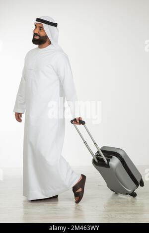 Ein Emiratiker mit einem Koffer. Stockfoto