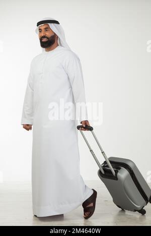 Ein Emiratiker mit einem Koffer. Stockfoto