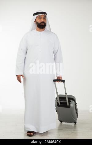 Ein Emiratiker mit einem Koffer. Stockfoto