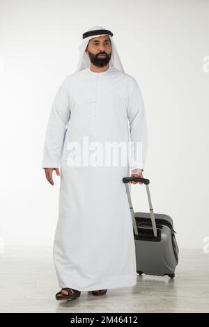 Ein Emiratiker mit einem Koffer. Stockfoto