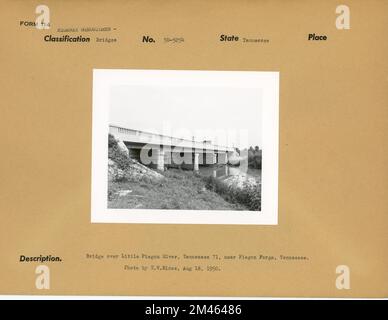 Brücke über Little Pigeon River, Tennessee 71, in der Nähe von Pigeon Forge, Tennessee. Originalüberschrift: Bridge over Little Pigeon River, Tennessee 71, Near Pigeon Forge, Tennessee. Foto: T. W. Kines, 18. August 1950. Bundesstaat: Tennessee. Ort: Pigeon Forge. Stockfoto