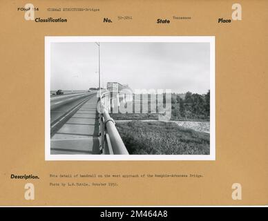 Beachten Sie die Details des Handlaufs auf der Westzufahrt der Memphis-Arkansas Bridge. Originalüberschrift: Am Westeingang der Memphis-Arkansas Bridge ist ein detailliertes Geländer zu sehen. Foto von L.S. Tuttle, 1952. Oktober. Bundesstaat: Tennessee. Ort: Memphis. Stockfoto