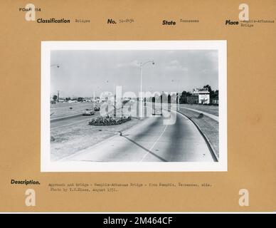 Anfahrt und Brücke - Memphis-Arkansas Bridge - von Memphis, Tennessee, Side. Originalüberschrift: Approach and Bridge - Memphis-Arkansas Bridge - aus Memphis, Tennessee, Side. Foto: T. W. Kines, August 1951. Bundesstaat: Tennessee. Ort: Memphis. Stockfoto