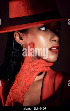 Schwarze Frau, Mode und Show-Aufführung eines Models mit rotem Spitzenhandschuh für die Designermarke. Kreative, einzigartige Kleidung und Modemodell im Retro-Look Stockfoto