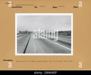 Westliche Anfahrt zur Memphis-Arkansas Brücke. Originalüberschrift: Westlicher Zugang zur Memphis-Arkansas Bridge. Foto von L.S. Tuttle, 1952. Oktober. Bundesstaat: Tennessee. Ort: Memphis. Stockfoto