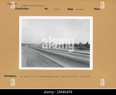 Westliche Anfahrt zur Memphis-Arkansas Brücke. Originalüberschrift: Westlicher Zugang zur Memphis-Arkansas Bridge. Foto von L.S. Tuttle, 1952. Oktober. Bundesstaat: Tennessee. Ort: Memphis. Stockfoto