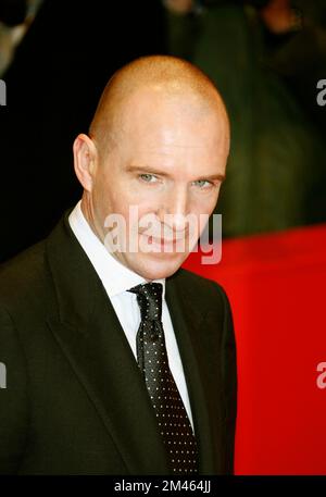 Berlin, Deutschland. 06.. Februar 2009. FOTO ARCHIVIEREN: Der Schauspieler Ralph FIENNES feiert seinen 60.. Geburtstag am 22. Dezember 2022, Premiere "The Reader", der Leser-Schauspieler Ralph FIENNES, GBR, Porträt, Porträt, Wettbewerb aus dem Wettbewerb Red Carpet, Red Carpet Show 59. Internationales Berliner Filmfestival vom 5.. Bis 15.. Februar 2009 in Berlin, Berlinale, 6.. Februar 2009? Kredit: dpa/Alamy Live News Stockfoto