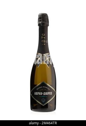 18. Dezember 2022, Moskau, Russland: Schöner Blick auf eine Flasche ABRAU DURSO Champagner, weißer Hintergrund. Alkoholbegriff. Die Inschrift auf Russisch Stockfoto