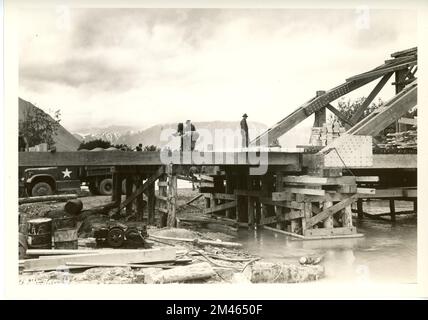 Die Nageldielen auf dem Holzbock nähern sich am südlichen Ende der Dezadeash River Bridge. Originalüberschrift: Die Nageldielen auf dem Holzbock nähern sich am südlichen Ende der Dezadeash River Bridge. Abschnitt Haines Road. 26. Juni 1943. Foto von Pinkstaff. Staat: Alaska. Stockfoto
