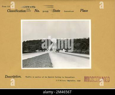 Verkehr auf einem Abschnitt des Merritt Parkway in Connecticut. Originalüberschrift: Verkehr auf einem Abschnitt des Merritt Parkway in Connecticut. Foto: J. K. Hillers. September 1939. Bundesstaat Connecticut. Stockfoto