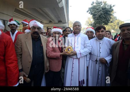 Peshawar, Pakistan. 18.. Dezember 2022. Mitglieder der christlichen Minderheit Pakistans, die als Weihnachtsmann verkleidet sind, nehmen an einer vor Weihnachten stattfindenden Rallye in einer Straße in Peshawar Teil. Pakistan ist ein muslimisches Land mit sunnitischer Mehrheit und vier Millionen Christen von einer Gesamtbevölkerung von etwa 200 Millionen Menschen. (Foto: Hussain Ali/Pacific Press) Kredit: Pacific Press Media Production Corp./Alamy Live News Stockfoto