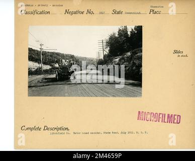 An Wasser gebundenes Macadam, State Road, Litchfield County. Originalüberschrift: Wassergebundenes Macadam. State Road, Litchfield County. Juli 1911 von M.O. Eldridge. Bundesstaat Connecticut. Ort: Litchfield County. Stockfoto