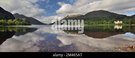 Reflexionen in Loch Shiel in Glenfinnan in den schottischen Highlands. Stockfoto