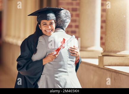 Porträt, Student und Umarmung für Abschluss, Erfolg oder höhere Bildung. Hochschulabschluss, weiblich und umarmt Hochschule, Abschluss oder Abschluss Stockfoto