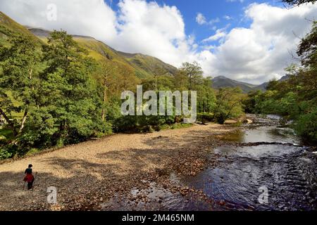 Niedrigwasser im Fluss Nevis in Glen Nevis, schottische Highlands, mit Blick auf die Mamores. Stockfoto