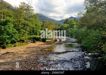 Niedrigwasser im Fluss Nevis in Glen Nevis, schottische Highlands, mit Blick auf die Mamores. Stockfoto