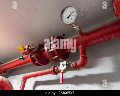 Erdgasleitung mit Ventil und Manometer Stockfoto