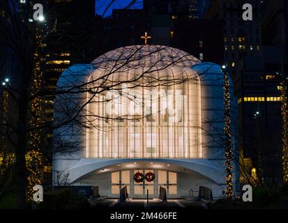 St. Nicholas griechisch-orthodoxe Kirche (World Trade Center) zu Weihnachten. Blick von Liberty Park, Manhattan, New York, USA Stockfoto