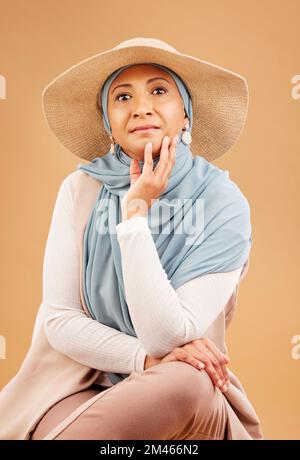 Mode, Moslem und Seniorin mit Kulturkleidung, stilvollem Ruhestand und Sommer-Style mit braunem Studiohintergrund. Islam, glücklich und Stockfoto