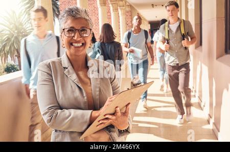 Clipboard, Schüler und Porträt eines Lehrers, der auf dem Campus des Colleges für Coaching, Unterricht und Lernen glücklich ist. Wissensstudium, Highschool Stockfoto