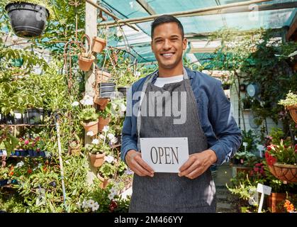 Bauernporträt, Pflanzen-Supermarkt und offene Schilder bereit für Business, Landwirtschaftsladen und Lächeln des Managers kleiner Unternehmen. Asiatischer Mann, Glückseligkeit im Einzelhandel Stockfoto