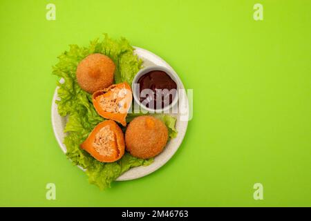 Traditionell gebratene Unterschenkel aus Brasilian, Coxinha de frango auf einem kleinen Gericht Stockfoto