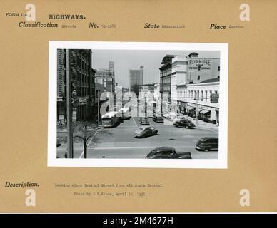 Die Capitol Street vom alten State Capitol in Jackson, Mississippi. Originalunterschrift: Blick vom alten State Capitol in Jackson, MS, entlang der Capital Street. Foto: T. W. Kines. 14. April 1951. Bundesstaat: Mississippi. Ort: Jackson. Stockfoto
