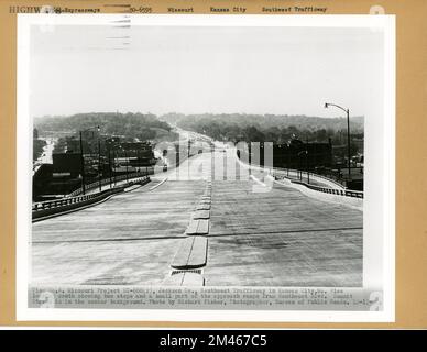 Missouri Project UI-888(2), Jackson Co., Southwest Trafficway in Kansas City, Missouri. Originalüberschrift: Missouri Project UI-888(2), Jackson Co., Southwest Trafficway in Kansas City, Mo. Blick nach Süden mit Bushaltestellen und einem kleinen Teil der Anfahrtsrampen vom Southwest Blvd. Summit Street ist im Hintergrund. Foto: Richard C. Fisher, Bureau of Public Roads. 17. Oktober 1950. Bundesstaat: Missouri. Ort: Kansas City. Stockfoto