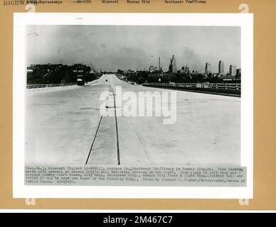Missouri Project UI-888(2), Jackson Co., Southwest Trafficway in Kansas City, Missouri. Originalüberschrift: Missouri Project UI-888(2), Jackson Co., Southwest Trafficway in Kansas City, Mo. Blick nach Norden mit mehreren hohen Gebäuden von Kansas City auf der rechten Seite. Von rechts nach links: Jackson County Courthouse, City Hall, Telephone Bldg., Kansas City Power & Light Bldg. (Spitz zulaufende Spitze) und dahinter kann ein Turm des Fidelity Gebäudes zu sehen sein. Foto: Richard C. Fisher, Bureau of Public Roads. 17. Oktober 1950. Bundesstaat: Missouri. Ort: Kansas City. Stockfoto