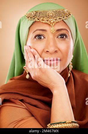 Porträt, moslem und Schönheit mit einer Musterfrau im Studio auf beigefarbenem Hintergrund für Hautpflege oder Tradition. Gesicht, Mode und Kultur mit einem attraktiven Stockfoto