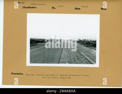 Straße in Florida. Originalunterschrift: Route A1A - Nebenstraße zwischen St. Augustine und Marineland, Florida. Foto: T. W. Kines, Januar 1952. Bundesstaat: Florida. Stockfoto