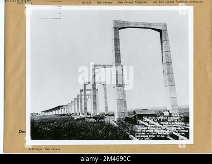 Bau der Hackensack River Bridge. Originalüberschrift: Auftragnehmer Blick nach Südwesten von Station 597/00, Fortschritt auf Piers S-3 bis S-11 inklusive, Hackensack River Bridge. Staat: New Jersey. Stockfoto