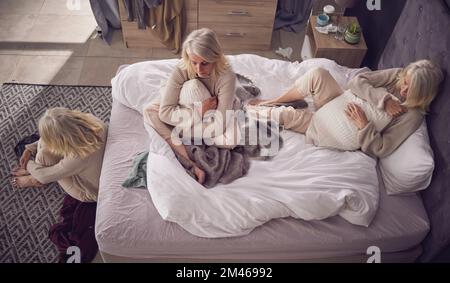 Traurig, müde und depressiv mit einer alten Frau im Schlafzimmer, die an Angst, psychischen Problemen und Burnout leidet. Psychologie, bipolar und Stress mit Stockfoto