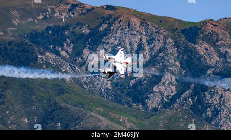 Die beiden F16 Thunderbirds führen entgegengesetzte Messerkanten durch. Hill AFB. Ogden, Utah, USA. Stockfoto