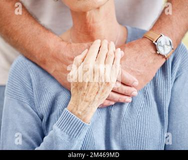 Seniorenpaar, Händchenhalten und Unterstützung aus nächster Nähe für Vertrauen, Pflege und Wohlbefinden im Ruhestand. Alter Mann, Frau und Beraterdankbarkeit Stockfoto