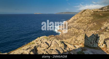 Punta Nariga, Leuchtturmstraße, Malpica de Bergantiños, Costa da Morte, La Coruña, Galicien, Spanien, Europa Stockfoto