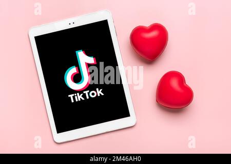 Bangkok, Thailand Dezember 2022 Smartphone Tik Tok Anwendungssymbol, Logo auf dem Bildschirm, wie zwei rote Herzen auf rosa Hintergrund trendiges Social-Media-Netwo Stockfoto