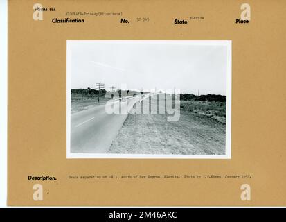 Straße in Florida. Originalüberschrift: Abstufung auf US 1, südlich von New Smyrna, Florida. Foto: T. W. Kines, Januar 1952. Bundesstaat: Florida. Stockfoto