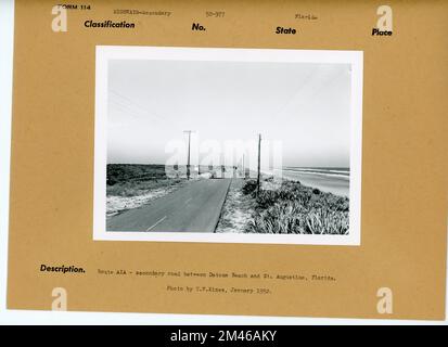 Straße in Florida. Originalunterschrift: Route A1A - Nebenstraße zwischen Datona Beach und St. Augustine, Florida. Foto: T. W. Kines, Januar 1952. Bundesstaat: Florida. Stockfoto