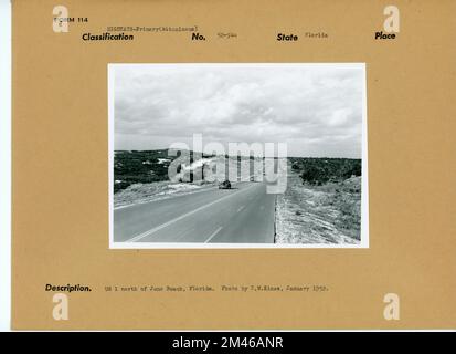Straße in Florida. Originalunterschrift: US 1 nördlich von Juno Beach, Florida. Foto: T. W. Kines, Januar 1952. Bundesstaat: Florida. Stockfoto
