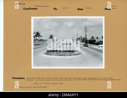 Straße in Florida. Originalüberschrift: State Route 826, die mit dem Ocean Boulevard und dem Golden Glades Drive in North Miami, Florida, verbunden ist. Bahnüberführung im Hintergrund (siehe auch 52-741) (HIGHWAY STRUCTURES-Grade Separations (Railway). Foto: T. W. Kines, Januar 1952. X-TRAFFIC-Control-Geräte (Medians). Bundesstaat: Florida. Ort: Nord-Miami. Stockfoto