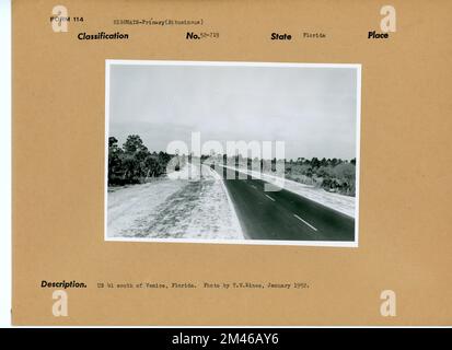 Straße in Florida. Originalunterschrift: US 41 südlich von Venedig, Florida. Foto: T. W. Kines, Januar 1952. Bundesstaat: Florida. Stockfoto