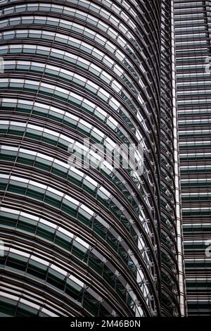 Reflektierende und komplexe Fassade der Petronas Towers in Kuala Lumpur, einst die höchsten Gebäude der Welt. Stockfoto